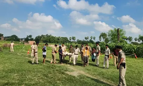 बेगूसराय में स्कूल के पीछे खेत में मिला शव, ईंट-पत्थर से चेहरा कुचलने की आशंका