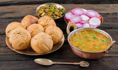 बिना सब्जी के भी बनेगी शानदार थाली दाल बाफला की आसान रेसिपी बिना सब्जी के भी बनेगी शानदार थाली दाल बाफला की आसान रेसिपी