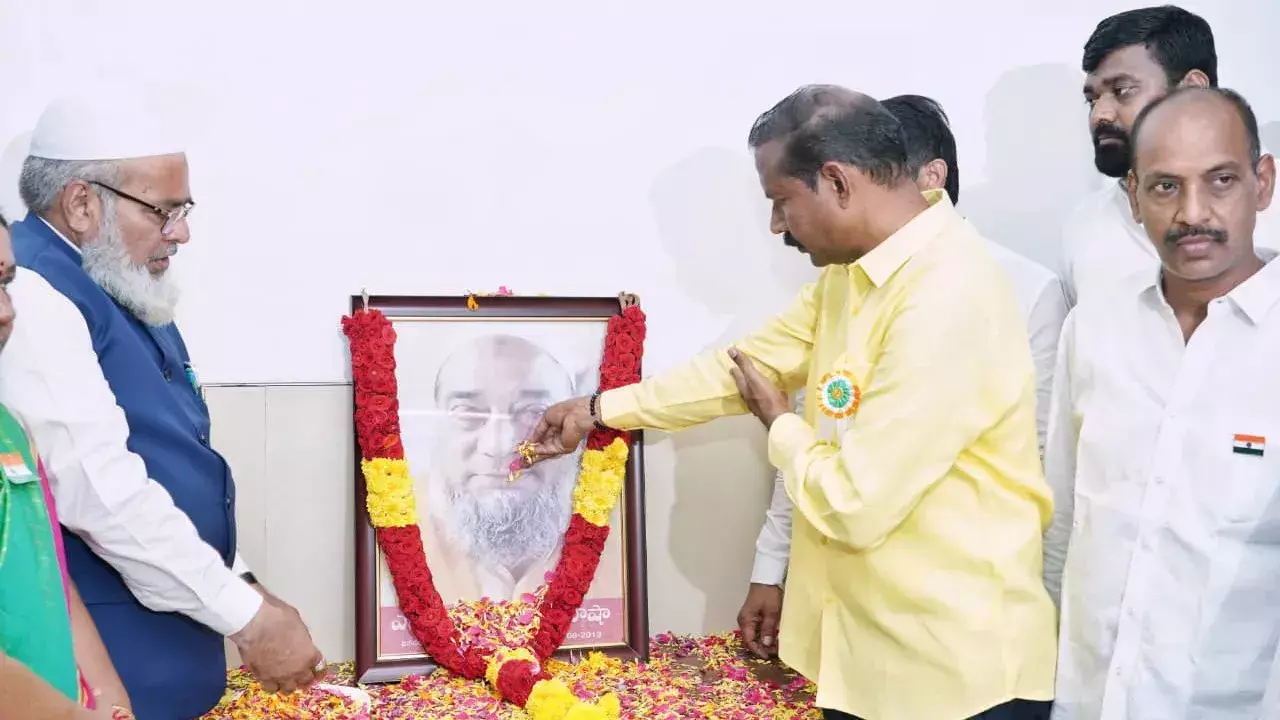 TDP नेताओं ने पूर्व सांसद लालजन बाशा को अर्पित किए श्रद्धापुष्प TDP नेताओं ने पूर्व सांसद लालजन बाशा को अर्पित किए श्रद्धापुष्प