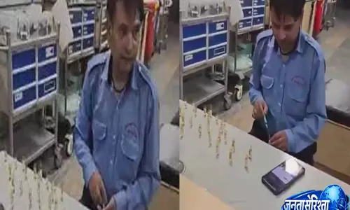 नोएडा जिला अस्पताल में बड़ी लापरवाही डॉक्टर बन दवा भरने वाला गार्ड सस्पेंड नोएडा जिला अस्पताल में बड़ी लापरवाही डॉक्टर बन दवा भरने वाला गार्ड सस्पेंड