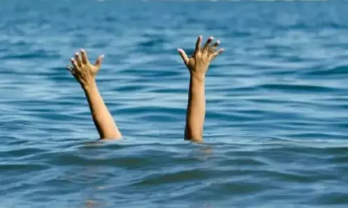 नदी में रील बनाना पड़ा भारी, गहरे पानी में डूबने लगा युवक, स्थानीय लोगों ने बचाई जान नदी में रील बनाना पड़ा भारी, गहरे पानी में डूबने लगा युवक, स्थानीय लोगों ने बचाई जान