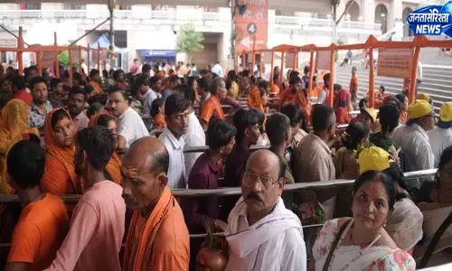 सावन के तीसरे सोमवार से पहले काशी विश्वनाथ धाम में उमड़ी श्रद्धालुओं की भीड़, 3 किलोमीटर लंबी कतार