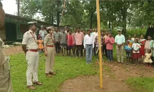 सारंडा में ‘दोहरी आजादी’ का जश्न, पहली बार पहुंचे पुलिस अधिकारी सारंडा में ‘दोहरी आजादी’ का जश्न, पहली बार पहुंचे पुलिस अधिकारी