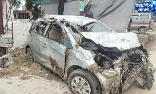 एटा हाईवे पर भीषण हादसा, तेज रफ्तार कार पलटी, तीन की मौत और चार घायल एटा हाईवे पर भीषण हादसा, तेज रफ्तार कार पलटी, तीन की मौत और चार घायल