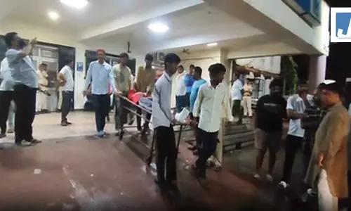 ब्रेक फेल होने पर बस ने कई लोगों को कुचला, 4 की मौत ब्रेक फेल होने पर बस ने कई लोगों को कुचला, 4 की मौत