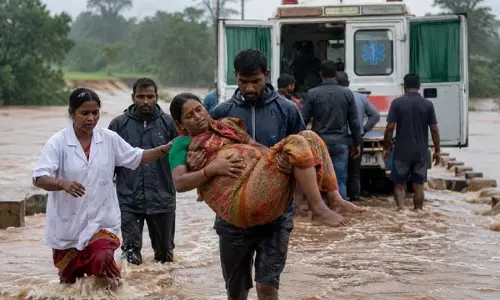 बाढ़ में फंसी गर्भवती महिला, ग्रामीणों ने गोद में उठाकर पार कराया नाला