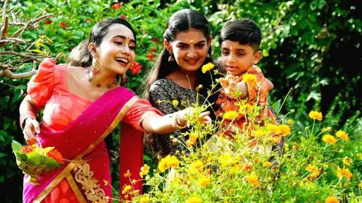 kerala में ओणम का जश्न शुरू, अथापूक्कलम से सजा घर-आंगन