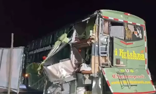 विजयवाड़ा से हैदराबाद जा रही बस दुर्घटनाग्रस्त कई घायल