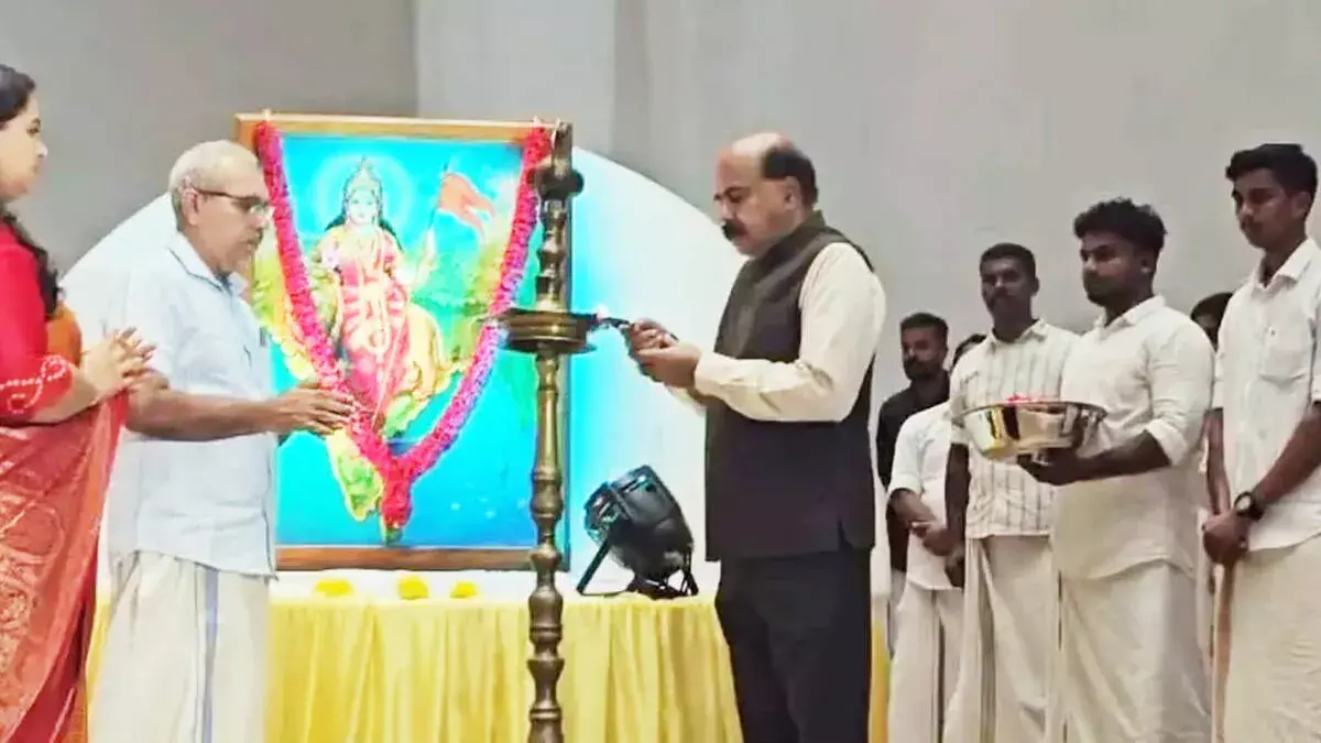 केरल यूनिवर्सिटी VC मोहनन कुन्नूमल फिर RSS कार्यक्रम में पहुंचे, दिया बयान केरल यूनिवर्सिटी VC मोहनन कुन्नूमल फिर RSS कार्यक्रम में पहुंचे, दिया बयान