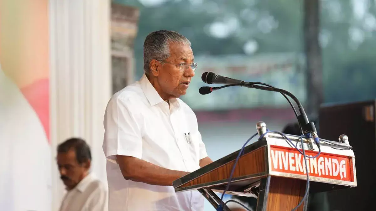वंदे मातरम गायन विवाद: पिनाराई विजयन ने कांग्रेस को घेरा वंदे मातरम गायन विवाद: पिनाराई विजयन ने कांग्रेस को घेरा