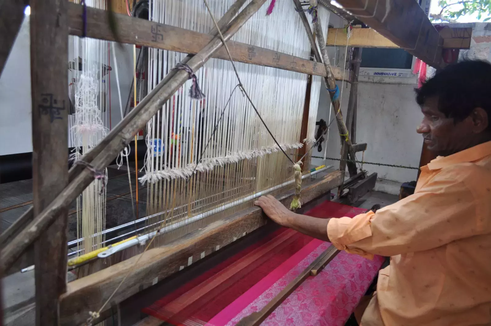 Andhra: पायकाराओपेटा की साड़ियों ने बाज़ार तो जीत लिया, लेकिन बुनकरों को नुकसान हुआ Andhra: पायकाराओपेटा की साड़ियों ने बाज़ार तो जीत लिया, लेकिन बुनकरों को नुकसान हुआ