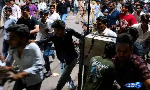 कानपुर में ऑफर के लिए उमड़ा जनसैलाब कानपुर में ऑफर के लिए उमड़ा जनसैलाब