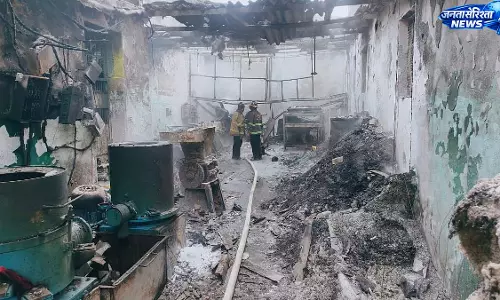 ठाणे की प्लास्टिक शीट फैक्ट्री में भीषण आग, लाखों की मशीनरी और कच्चा माल जलकर खाक