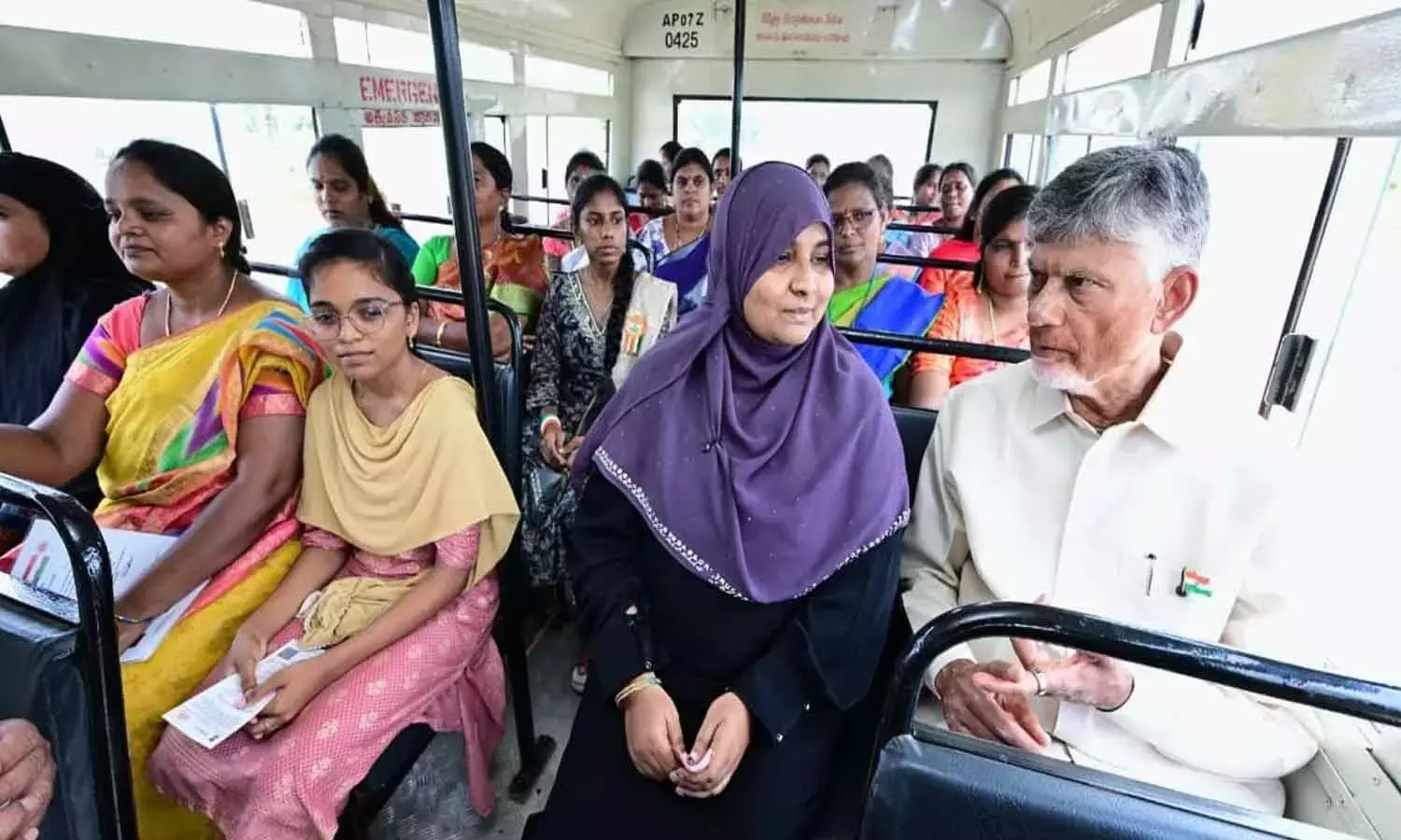 CM नायडू ने RTC बस में महिला लाभार्थियों के साथ यात्रा की