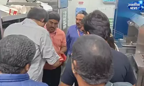 बदबूदार चिकन की शिकायत पर KFC आउटलेट सस्पेंड, फूड सेफ्टी अधिकारियों ने लिए सैंपल