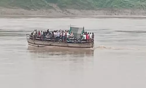 नदी के बीच बंद हुआ स्टीमर मची चीख पुकार
