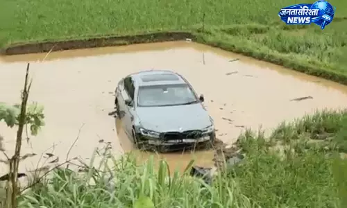 केरल में BMW कार पुल के पास खेत में गिरी, शादी समारोह में जा रहा परिवार हादसे का शिकार केरल में BMW कार पुल के पास खेत में गिरी, शादी समारोह में जा रहा परिवार हादसे का शिकार