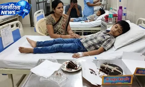 नालासोपारा में केक खाने से 11 लोग बीमार, बच्चों ने लगाया छिपकली मिलने का आरोप; जांच शुरू नालासोपारा में केक खाने से 11 लोग बीमार, बच्चों ने लगाया छिपकली मिलने का आरोप; जांच शुरू