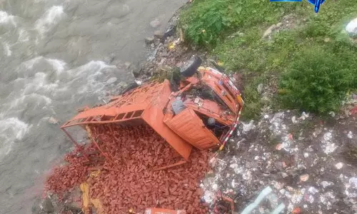 Baijnath हादसा: पुल से नदी में गिरा ईंटों से भरा ट्रक