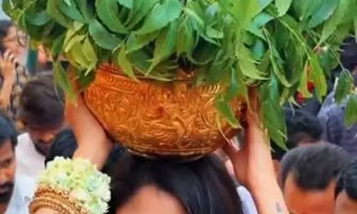 बोनालु उत्सव में शामिल हुईं फारिया कट्टरपंथियों ने घेरा