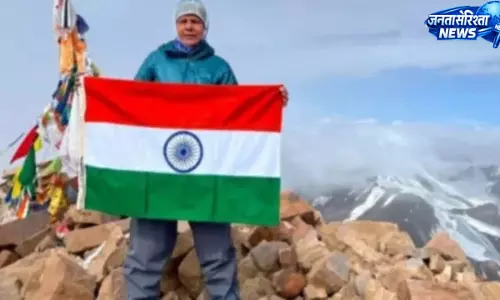 56 साल की सुनीता सिंह ने माउंट युनाम पर फहराया तिरंगा