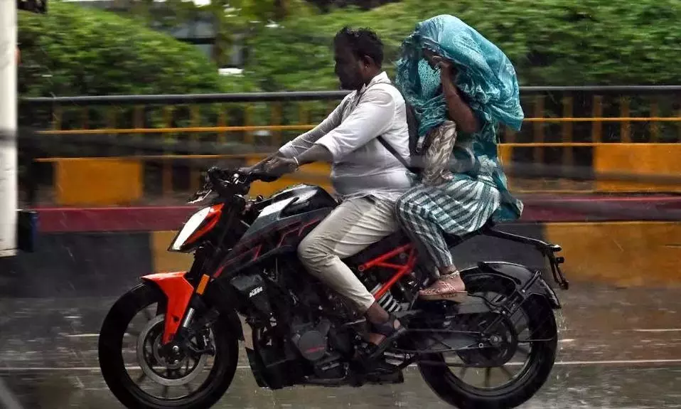 Telangana: तेलंगाना के कई ज़िलों में थोड़ी-थोड़ी देर के लिए बारिश होने की संभावना है