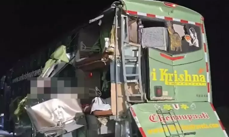 सूर्यापेट: विजयवाड़ा-हैदराबाद राजमार्ग पर APSRTC, निजी बस की टक्कर