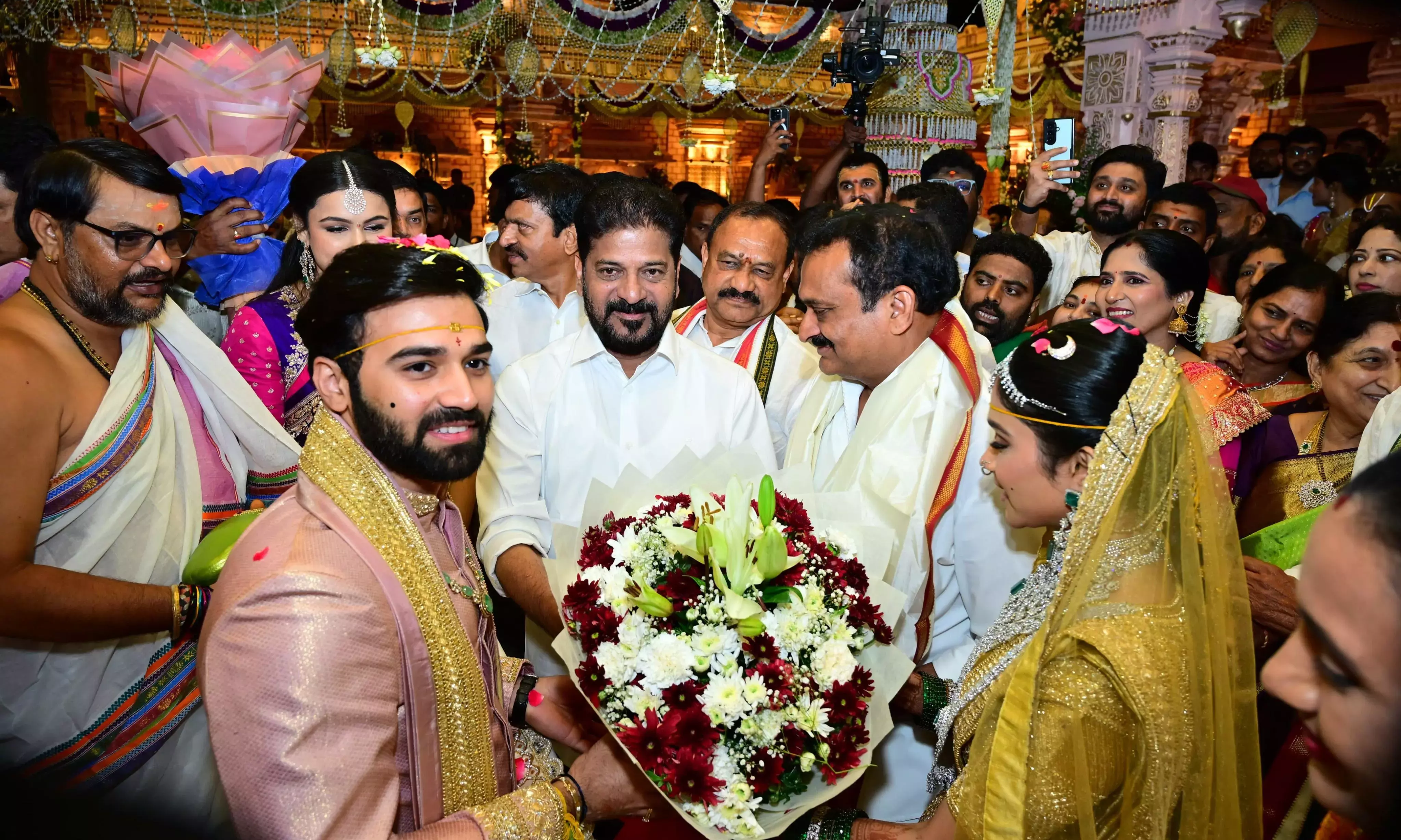 CM रेवंत रेड्डी फिल्म प्रोड्यूसर बंदला गणेश की बेटी की शादी में शामिल हुए CM रेवंत रेड्डी फिल्म प्रोड्यूसर बंदला गणेश की बेटी की शादी में शामिल हुए