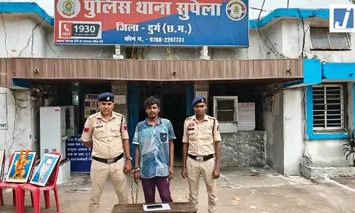 गला दबाकर मोबाइल छीनने वाले आरोपी को पुलिस ने घेराबंदी कर पकड़ा गला दबाकर मोबाइल छीनने वाले आरोपी को पुलिस ने घेराबंदी कर पकड़ा