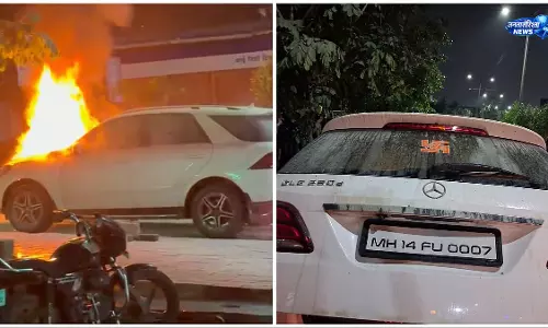 पेट्रोल पंप के पास खड़ी मर्सिडीज कार में लगी आग, पिंपरी-चिंचवड़ में मचा हड़कंप