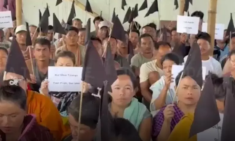 Manipur: स्वतंत्रता दिवस पर विस्थापितों ने काले झंडे दिखाकर किया विरोध