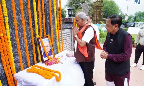 अटल बिहारी वाजपेयी को सांसद बृजमोहन अग्रवाल ने दी श्रद्धांजलि अटल बिहारी वाजपेयी को सांसद बृजमोहन अग्रवाल ने दी श्रद्धांजलि