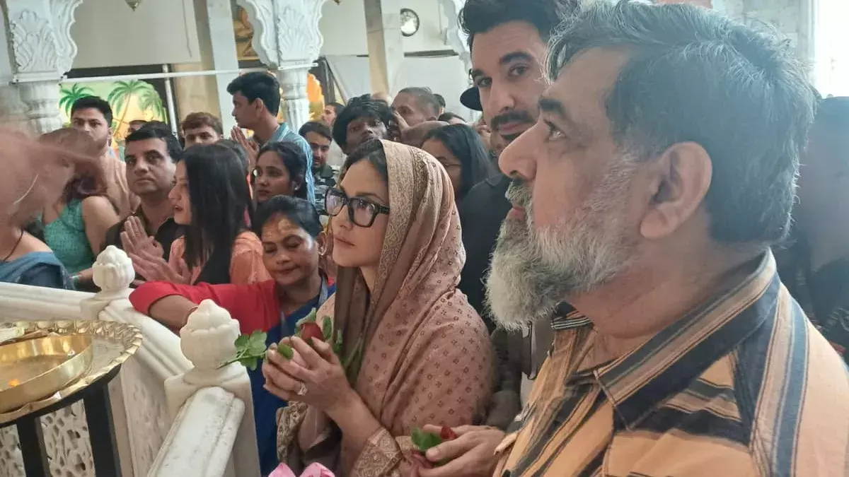 पति संग इस्कॉन मंदिर पहुंचीं सनी लियोन, की पूजा-अर्चना पति संग इस्कॉन मंदिर पहुंचीं सनी लियोन, की पूजा-अर्चना