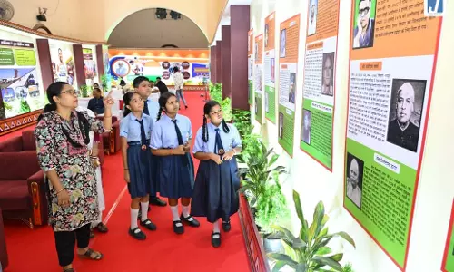रायपुर टाउन हॉल में स्वतंत्रता संग्राम की झलक, स्कूली बच्चों ने देखी छायाचित्र प्रदर्शनी