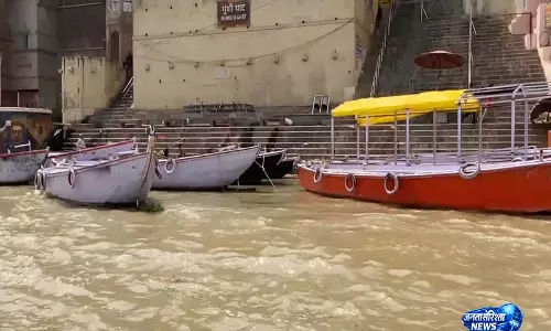 वाराणसी में गंगा का जलस्तर बढ़ा, नावों का परिचालन रोक दिया गया वाराणसी में गंगा का जलस्तर बढ़ा, नावों का परिचालन रोक दिया गया