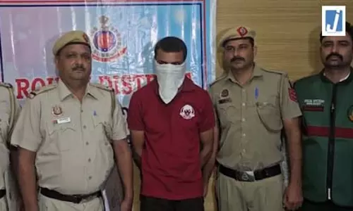 पत्नी की हत्या के बाद तीन महीने से फरार था आरोपी, हथियार के साथ पकड़ा तो 11 केसों का राज खुला