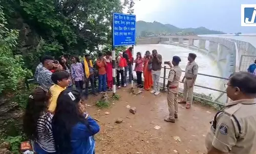 मौत के मुहाने पर बना रहे थे सेल्फी-रील, रतनपुर पुलिस ने कराई उठक-बैठक