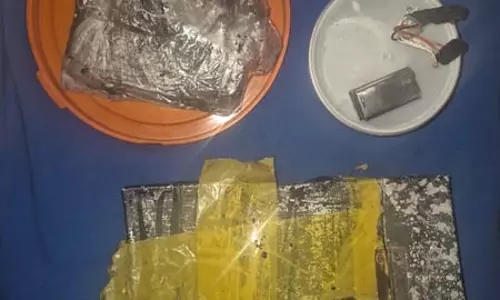 आईईडी और इलेक्ट्रॉनिक डेटोनेटर बरामद, पुलिस को निशाना बनाने की साजिश नाकाम आईईडी और इलेक्ट्रॉनिक डेटोनेटर बरामद, पुलिस को निशाना बनाने की साजिश नाकाम