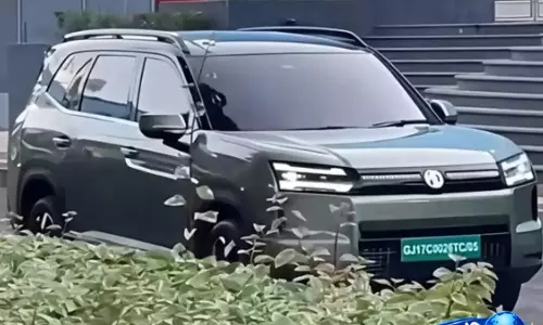 धाकड़ रोड प्रेजेंस के साथ दिखी MG की नई EV
