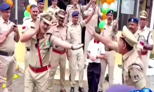 वर्दी में दिखा पुलिसकर्मियों का देशभक्ति वाला अंदाज