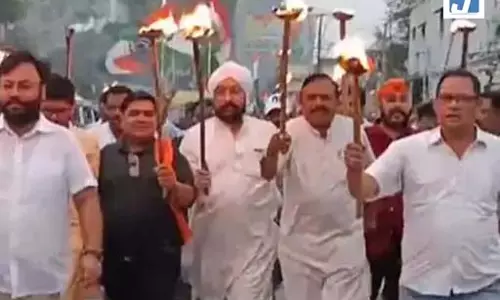रायगढ़ में भाजयुमो का मशाल जुलूस, कांग्रेस पर ‘वंदे मातरम्’ के अपमान का आरोप