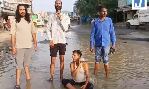 NH-43 के गड्ढों में भरे गंदे पानी से नहाकर प्रदर्शन, सामाजिक कार्यकर्ताओं ने जताया विरोध
