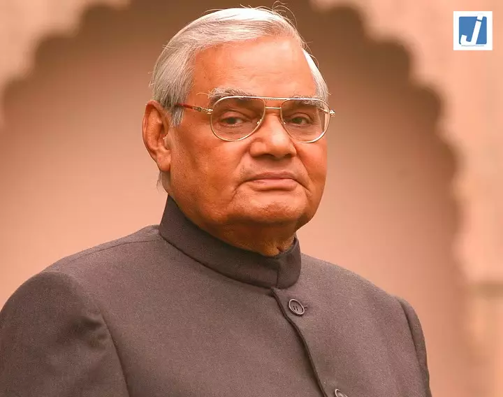 भारत रत्न और पूर्व प्रधानमंत्री अटल बिहारी वाजपेयी की पुण्यतिथि पर सीएम योगी समेत कई मुख्यमंत्रियों ने दी श्रद्धांजलि भारत रत्न और पूर्व प्रधानमंत्री अटल बिहारी वाजपेयी की पुण्यतिथि पर सीएम योगी समेत कई मुख्यमंत्रियों ने दी श्रद्धांजलि