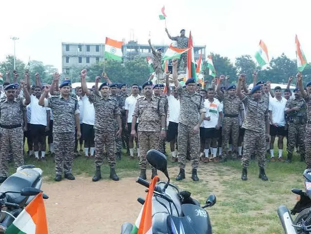 CRPF की 35वीं बटालियन ने श्रीनगर में तिरंगा रैली आयोजित की CRPF की 35वीं बटालियन ने श्रीनगर में तिरंगा रैली आयोजित की