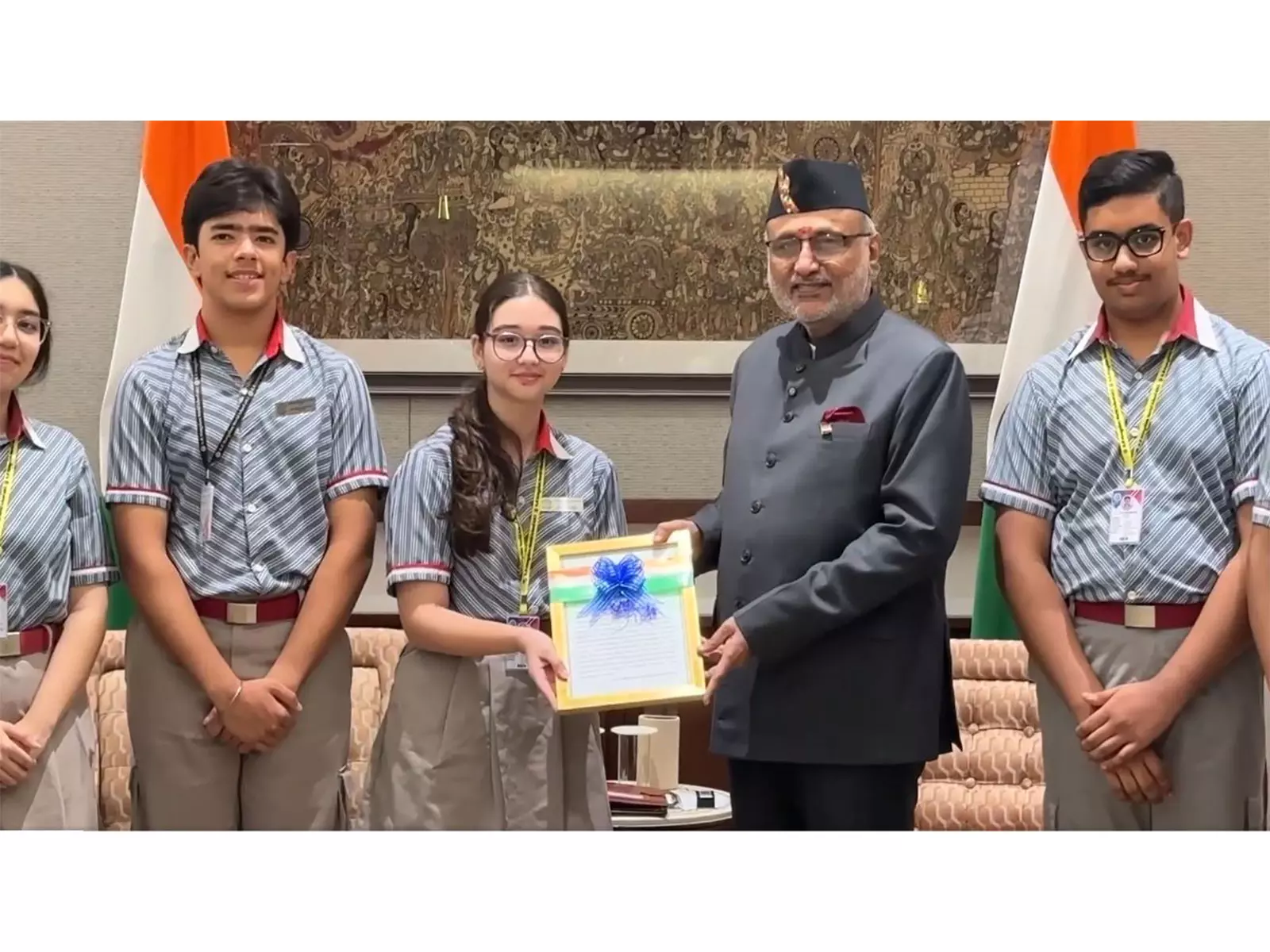 उपराष्ट्रपति राधाकृष्णन ने छात्रों से की मुलाकात उपराष्ट्रपति राधाकृष्णन ने छात्रों से की मुलाकात