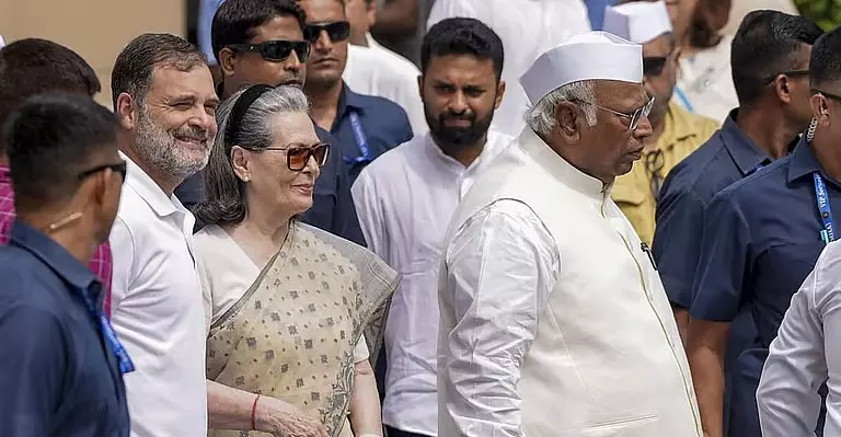 वंदे मातरम को लेकर सोनिया गांधी पर BJP का आरोप, कांग्रेस ने दी सफाई वंदे मातरम को लेकर सोनिया गांधी पर BJP का आरोप, कांग्रेस ने दी सफाई