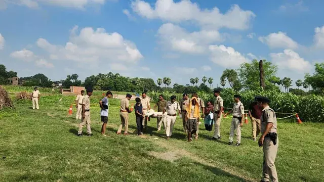 बेगूसराय में स्कूल के पीछे खेत में मिला शव, ईंट-पत्थर से चेहरा कुचलने की आशंका बेगूसराय में स्कूल के पीछे खेत में मिला शव, ईंट-पत्थर से चेहरा कुचलने की आशंका