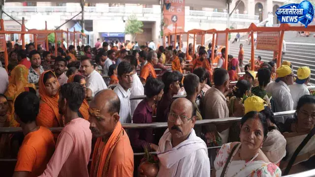 सावन के तीसरे सोमवार से पहले काशी विश्वनाथ धाम में उमड़ी श्रद्धालुओं की भीड़, 3 किलोमीटर लंबी कतार सावन के तीसरे सोमवार से पहले काशी विश्वनाथ धाम में उमड़ी श्रद्धालुओं की भीड़, 3 किलोमीटर लंबी कतार