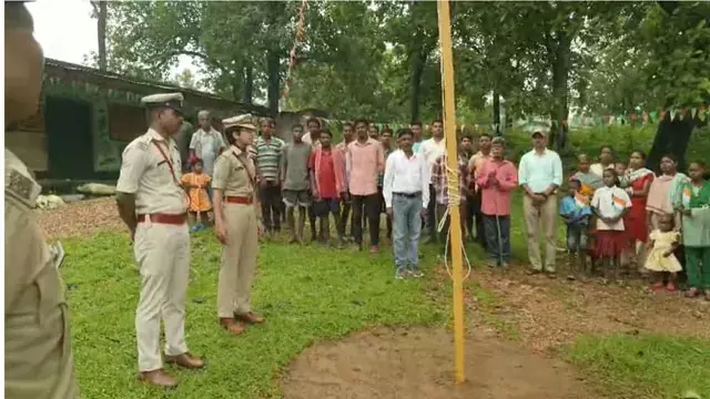 सारंडा में ‘दोहरी आजादी’ का जश्न, पहली बार पहुंचे पुलिस अधिकारी सारंडा में ‘दोहरी आजादी’ का जश्न, पहली बार पहुंचे पुलिस अधिकारी