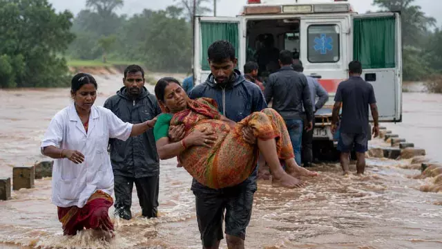 बाढ़ में फंसी गर्भवती महिला, ग्रामीणों ने गोद में उठाकर पार कराया नाला बाढ़ में फंसी गर्भवती महिला, ग्रामीणों ने गोद में उठाकर पार कराया नाला